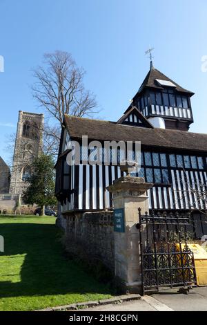 Frühlingsansicht der Brenchley Gardens und der Chilington Manor Sektion des Maidstone Museum, Maidstone, Kent Stockfoto