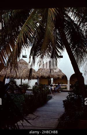 Uxmal, Mexiko. 12/26/1985. Mision Hotel. Grand Hotel. Gute Küche. Klimatisierte Zimmer. Balkon mit Blick auf die Ruinen von Uxmal. Safe. 3 Sterne. Stockfoto