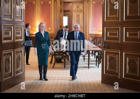 Außenministerin Liz Truss und der israelische Außenminister Yair Lapid im Commonwealth and Development Office in London, wo sie Treffen und eine Pressekonferenz hielten, um eine engere Zusammenarbeit zwischen dem Vereinigten Königreich und Israel zu diskutieren. Bilddatum: Montag, 29. November 2021. Stockfoto