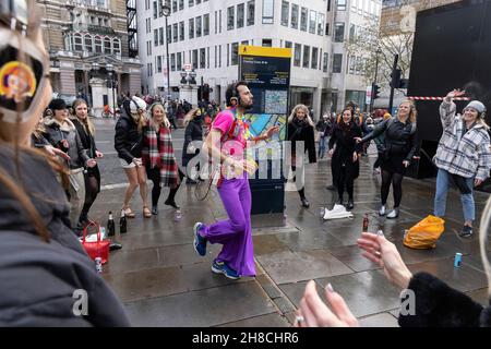 Die Damen genießen eine „milde Disco“-Party im Londoner West End, bevor die COVID-19-Beschränkungen alle Versammlungen verbieten, da die Omicron-Variante in ganz Großbritannien Fuß fassen kann. Stockfoto