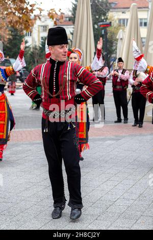 Plovdiv, Bulgarien - 26. November 2021: Junge Weinparade in der Altstadt, traditionelle Folkloretänze Stockfoto