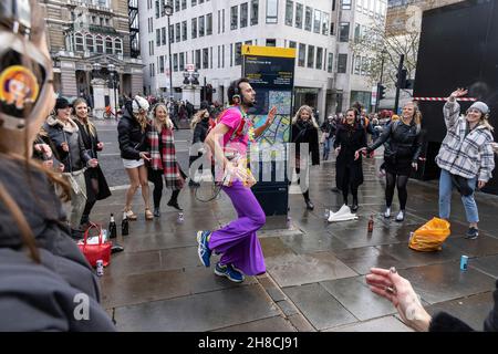 Die Damen genießen eine „milde Disco“-Party im Londoner West End, bevor die COVID-19-Beschränkungen alle Versammlungen verbieten, da die Omicron-Variante in ganz Großbritannien Fuß fassen kann. Stockfoto