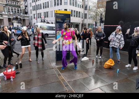 Die Damen genießen eine „milde Disco“-Party im Londoner West End, bevor die COVID-19-Beschränkungen alle Versammlungen verbieten, da die Omicron-Variante in ganz Großbritannien Fuß fassen kann. Stockfoto