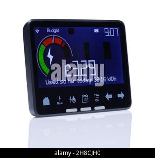 Smart Meter im Display oder Lesegerät für zu Hause. Ein kleiner Bildschirm, der den Stromverbrauch anzeigt. Ein Tagesbudget kann festgelegt und die Nutzung deutlich sichtbar gemacht werden. Stockfoto