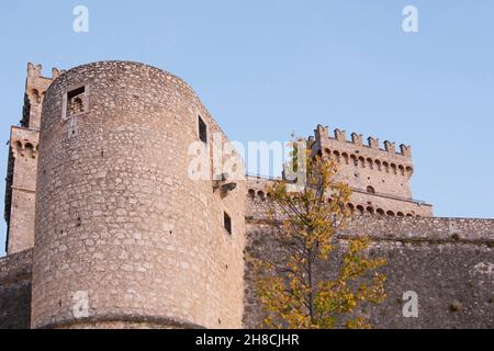 Altstadt, Via del Castello Straße, Blick auf die Burg Piccolomini, Celano, Abruzzen, Italien, Europa Stockfoto