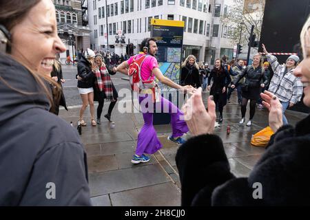 Die Damen genießen eine „milde Disco“-Party im Londoner West End, bevor die COVID-19-Beschränkungen alle Versammlungen verbieten, da die Omicron-Variante in ganz Großbritannien Fuß fassen kann. Stockfoto