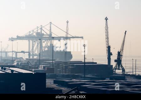 Szenische Aufnahme von Schiffen, die im Hafen von Klaipeda, Litauen, geparkt sind Stockfoto