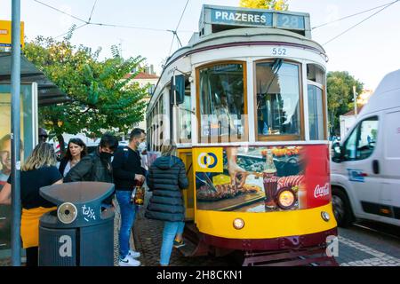 Lissabon, Portugal, Crowd People, Straßenszene, Touristen an Bord der historischen Seilbahn, Straßenbahn Nr. 28, Front, Oldtimer-Trolley in Alcantara Viertel Stockfoto