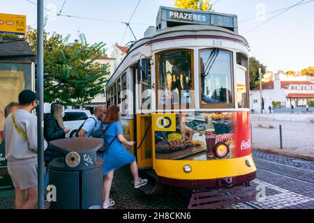 Lissabon, Portugal, Straßenszene, Touristen an der historischen Seilbahn, Straßenbahn Nr. 28, Oldtimer-Trolley im Viertel Alcantara Stockfoto