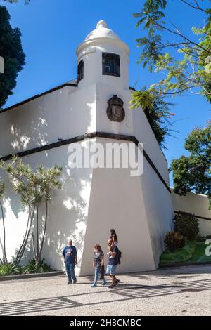 FUNCHAL, PORTUGAL - 20. AUGUST 2021: Es handelt sich um nicht identifizierte Personen in der Nähe eines der Türme der Festung von San Lorenzo. Stockfoto