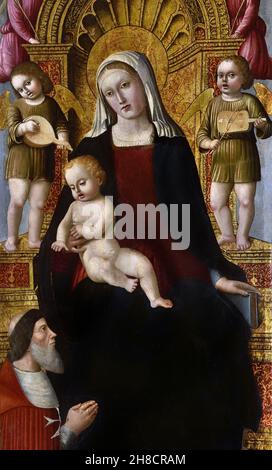 'Madonna des Sieges', Triptychon von Giovanni Barbagelata, 1503. Die Jungfrau ist mit Pierre d 'Aubusson und St. Johannes der Täufer und St. Pantaleone sind auf ihren Seiten vertreten. Italien, Italienisch. Genua, das Diözesanmuseum: Stockfoto