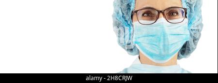 Weibliche kaukasische medizinische Mitarbeiterin, die in einer Schutzmaske geradeaus schaut, Kopfbild-Porträt-Nahaufnahme auf weißem Hintergrund-Bannermockup Stockfoto