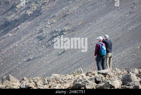 Fagradalsfjall, Island am 27. Juli 2021: Touristen wandern in der Nähe des neuen Vulkans am Fagradalsfjall, Island Stockfoto