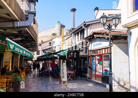 Kazantsiska Straße, mit Festung Skopje im Hintergrund, Stara Čaršija, Alter Basar, Skopje, Nordmakedonien Stockfoto