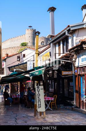 Kazantsiska Straße, mit Festung Skopje im Hintergrund, Stara Čaršija, Alter Basar, Skopje, Nordmakedonien Stockfoto