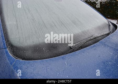 Eis auf einer Autoscheibe. Stockfoto