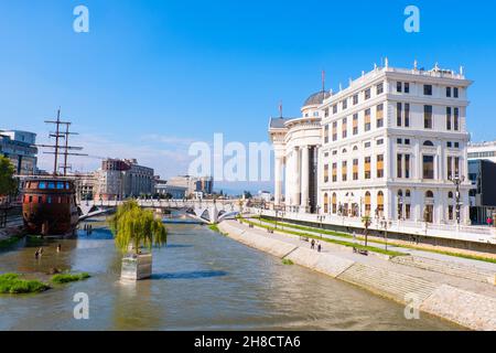 Fluss Vardar, mit Dimitar Vlahov Walk, Skopje, Nordmakedonien Stockfoto