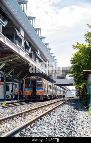 Bangkok, Thailand - 26. Sep 2020, The Environment of Ladkrabang Bahnhofsplattform mit den Einheimischen herum warteten sie auf Transpor Stockfoto