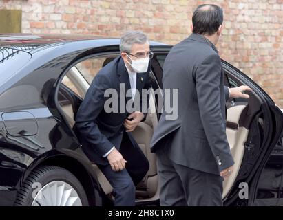 Wien, Österreich. 29th. November 2021. Der iranische Chefunterhändler Ali Bagheri Kani (L) trifft am 29. November 2021 in Wien, Österreich, am Veranstaltungsort der neuen Runde der iranischen Atomabkommen ein. Die Gespräche zur Rettung des iranischen Atomdeals von 2015 werden am Montag in Österreichs Hauptstadt Wien nach einer fünfmonatigen Pause wieder aufgenommen, wo Unsicherheit die einzige Gewissheit für die Aussichten der Verhandlungen zu sein scheint. ZUR "Nachrichtenanalyse: Iranische Atomverhandlungen beginnen in Wien angesichts von Unsicherheiten, Herausforderungen" Quelle: Guo Chen/Xinhua/Alamy Live News Stockfoto