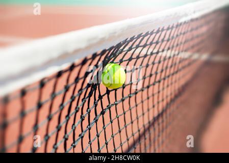 Tennisball trifft im Netz während des Spiels. Stockfoto