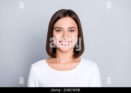 Foto von optimistischen Brünette Millennial Dame tragen weißes Hemd isoliert auf grauem Hintergrund Stockfoto