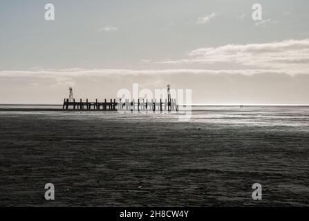 In ganz Großbritannien - Überreste der Landing Stage auf den Resten des St. Anne's Pier, der ursprünglich 1885 für die Öffentlichkeit geöffnet wurde. Entworfen von Alfred D. Stockfoto