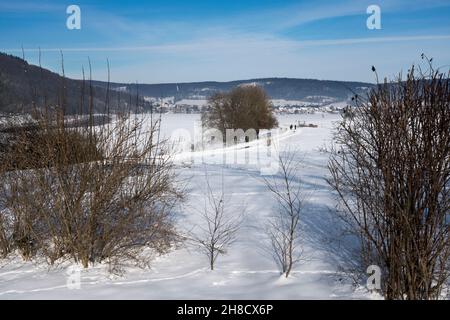 Landschaft bei Gewissenruh, Wesertal, Blick auf die Weser und Bodenfelde, Weserbergland, Deutschland Stockfoto