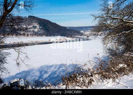 Landschaft bei Gewissenruh, Wesertal, Blick auf die Weser und Bodenfelde, Weserbergland, Deutschland Stockfoto