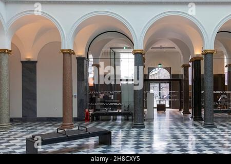 ABERDEEN CITY SCHOTTLAND ABERDEEN KUNSTGALERIE ATRIUM IM ERDGESCHOSS MIT BLICK AUF DEN HAUPTEINGANG Stockfoto