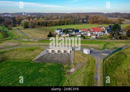10. Nov. 2021, Datteln, Nordrhein-Westfalen, Deutschland - Hochwasserschutz bei Starkregen durch Regenwasserrückhaltebecken, Regenwasserrückhaltebecken b Stockfoto
