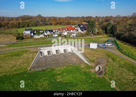 10. Nov. 2021, Datteln, Nordrhein-Westfalen, Deutschland - Hochwasserschutz bei Starkregen durch Regenwasserrückhaltebecken, Regenwasserrückhaltebecken b Stockfoto