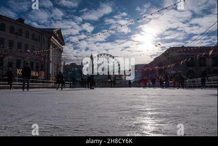 Ukraine, Kiew, 6. Januar 2020. Kiew Stadt historisches Zentrum Podol. Kontraktova Platz. Sonniger Wintertag, öffentliche Eislaufbahn der Stadt. Weihnachtsbaum Stockfoto