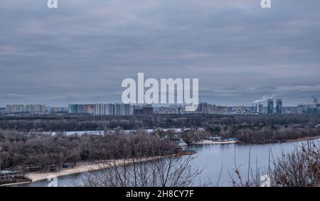 Kiew, Dnipro Fluss, Wintermorgen, schöner Blick auf die Stadtlandschaft. Stockfoto