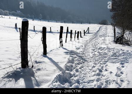 Radweg R1 im Winter, bei Gewissenruh, Wesertal, Weser-Hochland, Weserbergland, Hessen, Deutschland Stockfoto