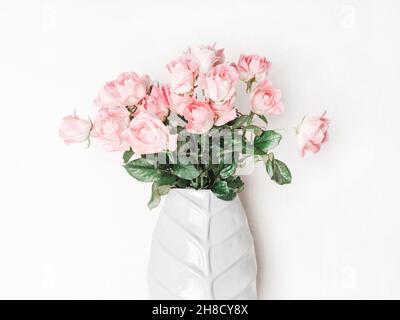 Bouquet von rosa Rosen in Keramikvase. Blumenstillleben mit Rosen auf weißem Hintergrund. Vorderansicht Stockfoto