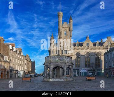 ABERDEEN STADT SCHOTTLAND DAS MERCAT KREUZ VOR DEM HEILSARMEE GEBÄUDE UND SEINEM TURM Stockfoto