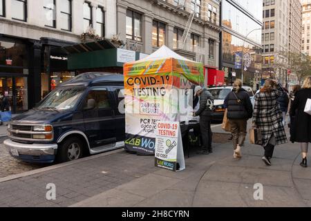 Ein kostenloses Pop-up-mobiles covid-19-Testzelt, das LabWorq vor dem Union Square im West Village von Manhattan, New York, aufgestellt hat, dauert 24 Stunden Stockfoto