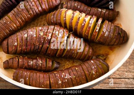 Süßkartoffel - Süßkartoffeln, die in einer Pfanne gekocht werden. Gebraten und gebacken mit Gewürzen und Salz. In Stücke und Scheiben schneiden. Gesunde Lebensmittel aus der Nähe von oben. Stockfoto