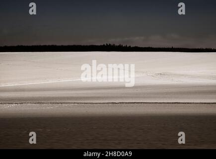 Winterlandschaft in der Nähe des Dorfes Gewissenruh, Wesertal, Weser-Hochland, Weserbergland, Hessen, Deutschland, digital verändert Stockfoto