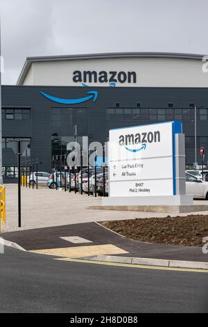 Vorderansicht des Amazon-Versandzentrums Depot BHX7 in Burbage, Hinckley, Leicestershire. VEREINIGTES KÖNIGREICH. Stockfoto