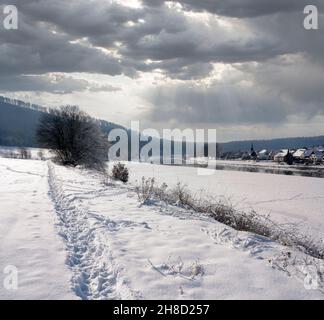 Weser bei Wahmbeck, Bodenfelde, Landkreis Northeim, Niedersachsen, Deutschland, Europa Stockfoto