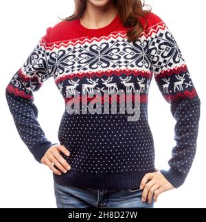 Bequemer und warmer Strickpullover aus skandinavischer Wolle mit norwegischem Strickmuster auf einem jungen weiblichen Modell, isoliert auf einem weißen Rückenprofil Stockfoto