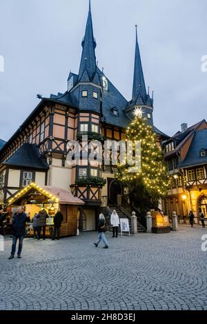 WERNIGERODE, DEUTSCHLAND - 28. Dez 2018: Eine vertikale Aufnahme des Weihnachtsstadthauses Wernigerode im Winterharz, Wernigerode, Deutschland Stockfoto