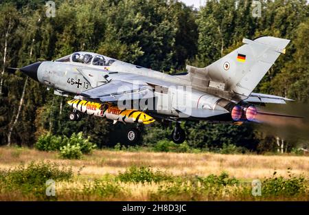 Die deutsche Luftwaffe Panavia Tornado fliegt vom Luftwaffenstützpunkt kleine-Brogel, Belgien, ab - 13. September 2021 Stockfoto