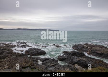 Mutton Cove,Godrevy,Cornwall,29th. November 2021,die Leute gingen in Godrevy,Cornwall, obwohl es ein trüber und bedeckter Tag war. Mutton Cove ist ein beliebter Ort bei Touristen und Einheimischen, um die Kolonie der Kegelrobben am Strand und zwischen den Felsen zu sehen.Quelle: Keith Larby/Alamy Live News Stockfoto