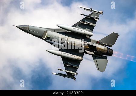 Militärische Luftwaffe Kampfjet Abfangflugzeug im Vollflug. Stockfoto