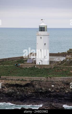 Mutton Cove,Godrevy,Cornwall,29th. November 2021,die Leute gingen in Godrevy,Cornwall, obwohl es ein trüber und bedeckter Tag war. Mutton Cove ist ein beliebter Ort bei Touristen und Einheimischen, um die Kolonie der Kegelrobben am Strand und zwischen den Felsen zu sehen.Quelle: Keith Larby/Alamy Live News Stockfoto