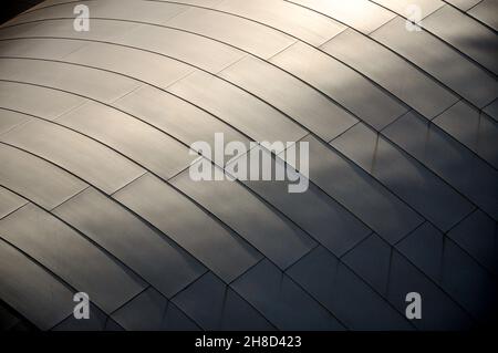 Details der Formen und Linien, zusammen mit ihren Reflexionen, des Walt Disney Concert Hall Gebäudes Stockfoto