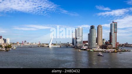 Panoramablick von der Maas auf die Erasmus-Brücke und modernes Hochhaus auf Kop van Zuid. Rotterdam, Zuid-Holland, Niederlande - September 9, Stockfoto