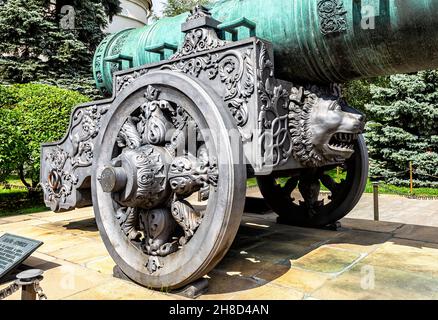 Alte größte Kanone im Moskauer Kreml (Zar Cannon) in Moskau, Russland. Zar-puschka oder König der Kanonen ist eines der wichtigsten historischen Wahrzeichen von Mo Stockfoto